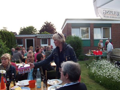 Dorothee kredenzt am Tisch der Diana-Sportschützen die Schnäpse