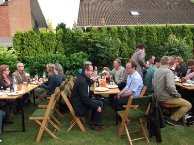 Alle Gäste in angeregter Unterhaltung
